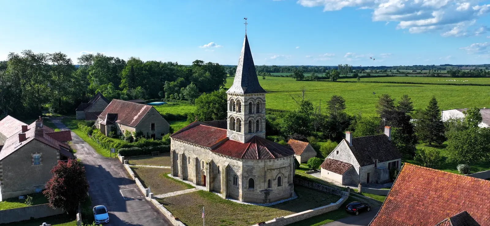 Vue aérienne église de village par drone – Shot By Sacha Nevers