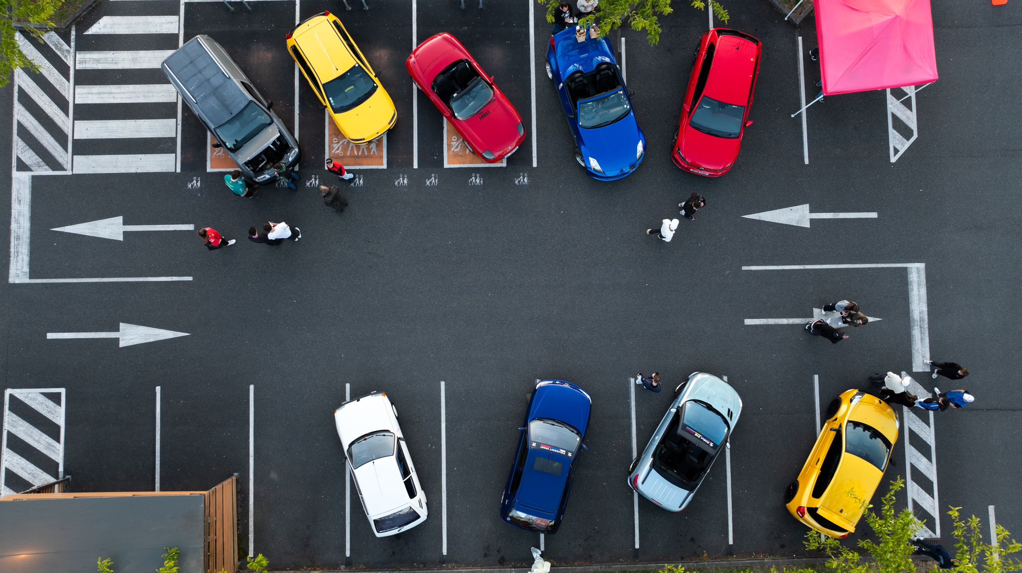 Vue aérienne rassemblement automobile par drone – Shot By Sacha Nevers