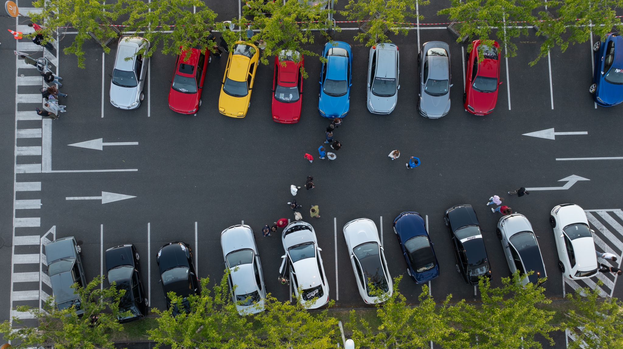 Parking rassemblement automobile vue aérienne drone – Shot By Sacha