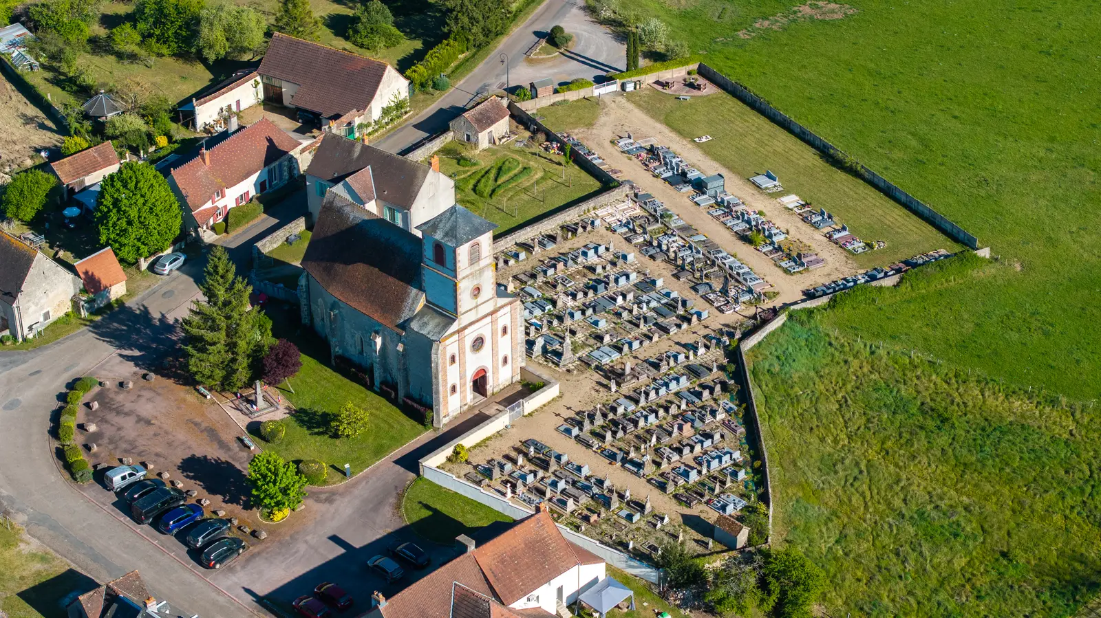 Vue aérienne village nivernais par drone – Shot By Sacha
